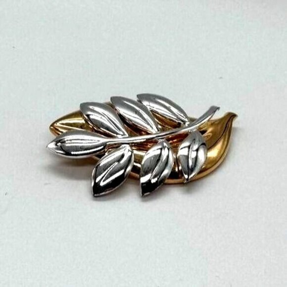 Liz Claiborne Brooch Leaves Silver Gold Two Tone Double Leaf Pin Signed - Picture 1 of 9